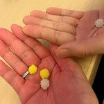 山玄茶 - 運試しの金平糖タイム。やったー！今日の私は3個です。☆☆☆星3つ。酔っ払ってるから手が真っ赤やん。恥ずかしい〜(/ω＼*)