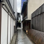 山玄茶 - 祇園らしい細い路地(ろぉじ)に佇む白い暖簾が目印です。