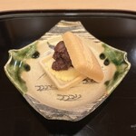山玄茶 - デザート(和)は大将が早起きしてコトコト炊いている小豆が入ったアイス最中です。甘さ控えめで美味しい。餡子キライなめろっちさんに食べさせてあげたい！