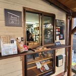 gusta harina - 2019年開業、テイクアウト専門のベーグルのお店、店主さんのワンオペ
販売窓口には木製の庇とウッドデッキ、クリーム色の壁、小さな窓とカウンターがあります