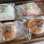 gusta harina - ①粒餡バターサンド(税込290円)
②プレーン(税込120円)
③チーズベーコン(税込230円)
④レアチーズクランベリー(税込250円)
購入したベーグル4個でお会計は890円也