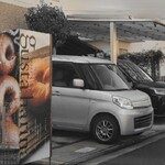 gusta harina - 春日野バス停から徒歩5分の「gusta harina」さん
外観は春日野団地にある戸建て住宅、その一角にあるコンパクトな店構えのお店、自販機にベーグルの写真と店名があり近付けば分かります
