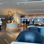 China Eastern Airlines No. 137 Lounge - 入口すぐは軽食コーナー(結構ガッツリかも)