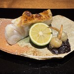 但 - クエの塩焼き(丁寧に炭で焼いてます)