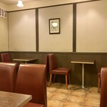 切通し進々堂 - 店内