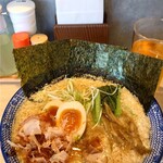 らぁ麺よね良 - 江戸前こってり正油らぁ麺（1050円）+味玉（100円）+せあぶら増量（100円）