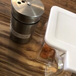 ラーメン イッケン - 味変用ドライガーリックと生姜と唐辛子のペースト！