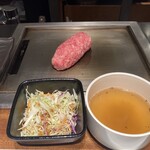 極味や - ハンバーグを店員さんが片面焼いてくれます