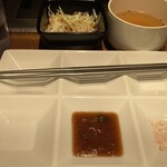 極味や - 肉焼き用の金属の箸とソース　甘だれ、オニオン、岩塩