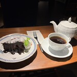 名曲カフェ エグモント - 「２杯分で！」と頼むとポット付き（「ポット」と「ホット」が分かりづらいからかな）