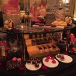 ガストロノミー ジョエル・ロブション - 焼き菓子もワゴンで運ばれてきます、盛りだくさん。