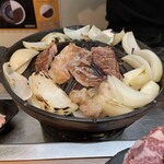 札幌成吉思汗 しろくま  札幌本店 - 焼いてるところ