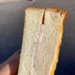 高級食パン専門店 偉人の閃き - クロックムッシュ横から