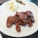 K'S KITCHEN 結 - 牛たん焼き　塩とお新香の味噌昆布？との相性も抜群