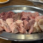 ホルモン えにし - ホルモン10種盛り