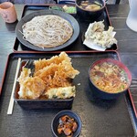 そば処 柿屋  - イカ天丼と温かいそば中盛り900円と茄子肉汁そば850円　舞茸天ぷら2個 350円