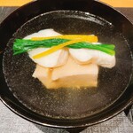 御料理 まつ山 - 自家製の胡麻豆腐とヒラスズキのお椀