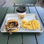 シェイクシャック 新宿サザンテラス - マイタケバーガー、フライ、ホットコーヒー。美味し。