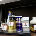 ラーメン 吉田屋 - 豊富な卓上調味料