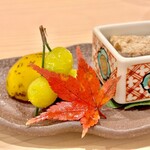 味ひろ - 先付けの栗と銀杏の素揚げなどなど