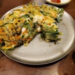 韓国カフェ イヨサンソウル - 海鮮チヂミの海鮮がゴロゴロしてておいしいよ