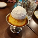 韓国カフェ イヨサンソウル - 固めのプリンの上にアイスかと思えば、生クリーム