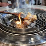 韓国式焼肉マヤクカルビ - 店員さんがカルメギサルを焼いてくださいます。