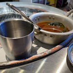 韓国式焼肉マヤクカルビ - 左のカップにテンジャンチゲを入れます。