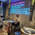 韓国式焼肉マヤクカルビ - この壁面は本場韓国を彷彿させます。