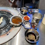 韓国式焼肉マヤクカルビ - お通しのカルメギサルのセット。