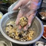 韓国式焼肉マヤクカルビ - 自分で握って食する人気メニューの『チュモッパ』。