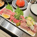 もつ焼き 目黒 ふじ屋 - 肉刺し盛り(左からタン、ハツ、レバー)