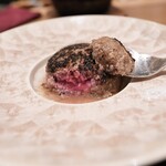 肉料理ふくなが - 名物レアハンバーグ（汁でご飯も頂く）