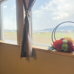 菓のん - 窓からは田園や青空がのぞけます。