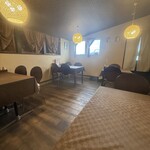 菓のん - 隣の席との間隔がゆったりとしており、地元の方で店内はにぎわいます。