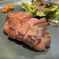卓 - 厚切り牛タンステーキ
