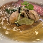 MENSHO - 牡蠣の塩らぁ麺のアップ（中央にあるのが、宇治抹茶を加えた牡蠣のペースト）