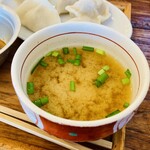 江南水餃店 - しっかり出汁がきいたしめじのお味噌汁
