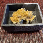 すし処 ひさ田 - 蒸し黒鮑(瀨戸内海産)山葵の茎のタルタル掛