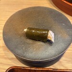 すし処 ひさ田 - 炙り赤鯥(ノドグロ、対馬列島産)竜皮昆布載せ 