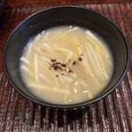 すし処 ひさ田 - 黄韮&芥子入り白味噌汁、黒胡椒掛け 