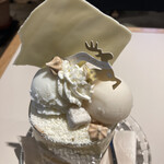 Art Gallery Cafe 茶々華 - 上部デコレート　塩ミルクアイス、西洋梨シャーベット、ホワイトチョコ
