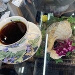 喫茶キャンディラップ - ガラスのテーブル下にも癒しの配慮