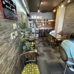 喫茶キャンディラップ - 店内はカウンター3席。テーブル4〜5卓とこぢんまりしています。しかしあのクオリティの料理はこの位でないと無理でしょうか？