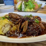 喫茶キャンディラップ - 同僚の和牛シチューの粗挽き煮込みハンバーグ。これを食べて同僚が言った言葉が「食べるのがもったいない」素晴らしきコメント力(^^)