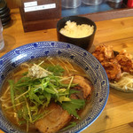 泡 家系ラーメン 薩摩家 - アゴラーメンと唐揚げ