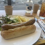 ドッグデプトプラスカフェ - こちらは娘のホットドッグとウーロン茶