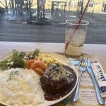 ドッグデプトプラスカフェ - デミグラスチーズハンバーグ＋ジンジャーエール