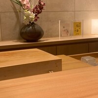 鮨 匠海 - 今日も親方前に可愛らしく着席。やま幸の札が誇らしげです。
