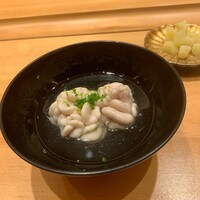 鮨 匠海 - まずはお腹を暖めるひと品から。羅臼の無洗白子はめっちゃ味が濃厚。白子は旨みと濃厚クリーミーな口どけを生かした半ナマを厚岸の上品な昆布だしで。初手から美味すぎ。